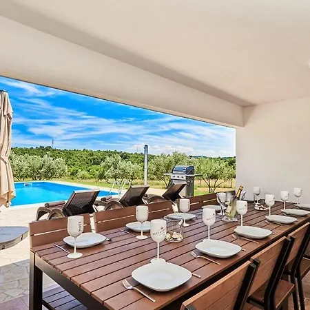 Villa Buje Tatil Evi *